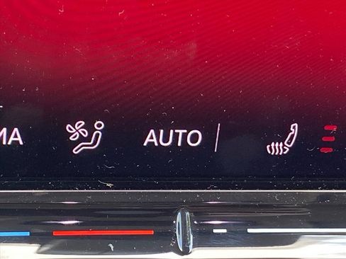 Used 2025 Volkswagen Tiguan SE image 12