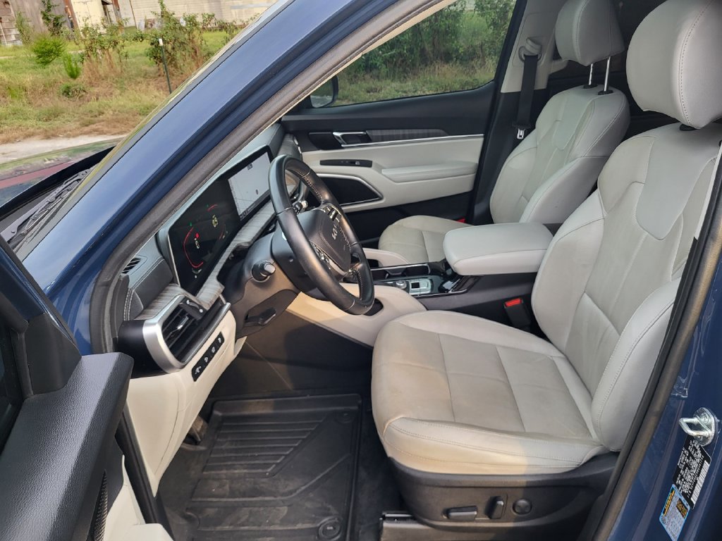 Used 2024 Kia Telluride EX w/ EX Captain's Chair Package FWD image 11