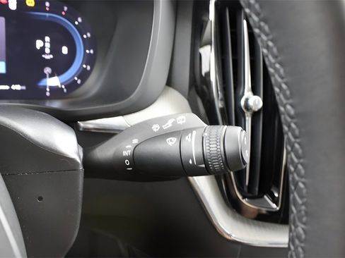 Certified 2025 Volvo XC60 B5 Plus image 21