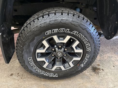 Used 2022 Toyota Tacoma TRD Off-Road image 12