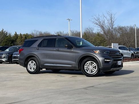 Used 2022 Ford Explorer XLT w/ Equipment Group 202A image 5