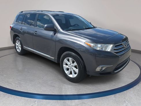 Used 2012 Toyota Highlander SE w/ Tow Pkg FWD image 3
