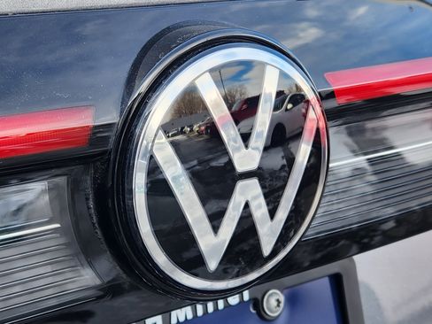 Certified 2025 Volkswagen Taos SE image 21