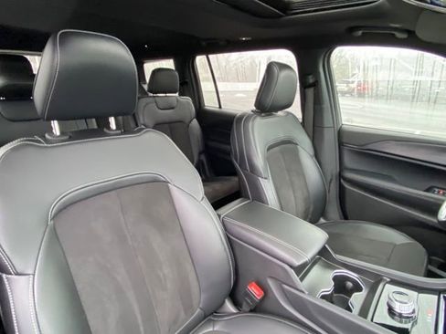 Used 2024 Jeep Grand Cherokee L Altitude AWD/4WD image 21