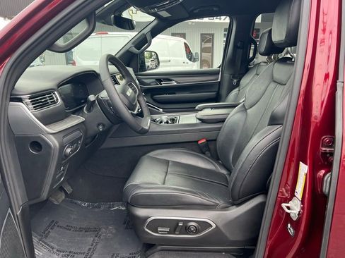 Used 2024 Jeep Wagoneer L Series II w/ Flexible Seating Group AWD/4WD image 9