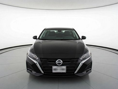Used 2025 Nissan Altima 2.5 SV FWD image 2