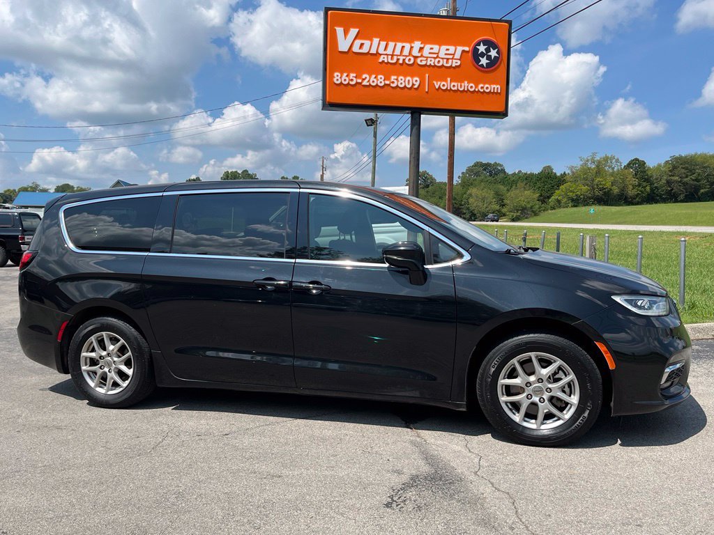 Used 2024 Chrysler Pacifica Touring FWD image 1