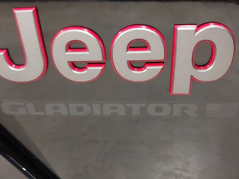 Used 2025 Jeep Gladiator Rubicon w/ Dual Top Group AWD/4WD image 17