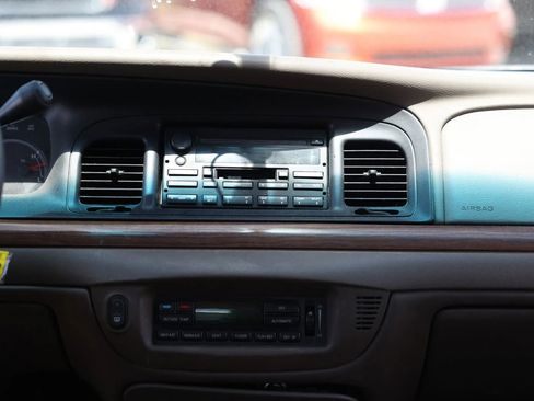 Used 2004 Ford Crown Victoria LX RWD image 29