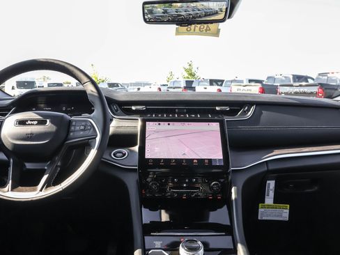 New 2025 Jeep Grand Cherokee Limited w/ Luxury Tech Group II image 17