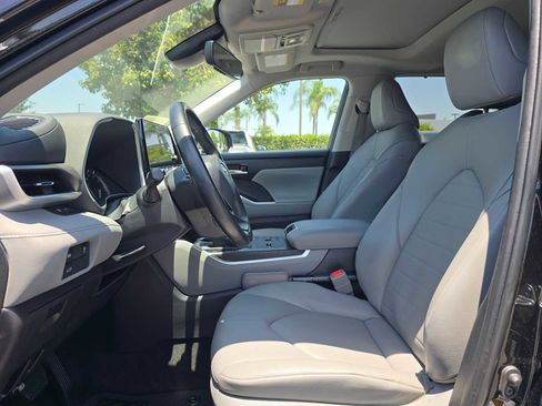 Used 2023 Toyota Highlander XLE FWD image 22