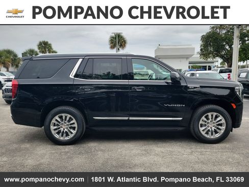 Used 2023 GMC Yukon SLT w/ SLT Premium Package image 6