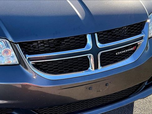 Used 2018 Dodge Grand Caravan SE w/ UConnect Hands-Free Group image 26