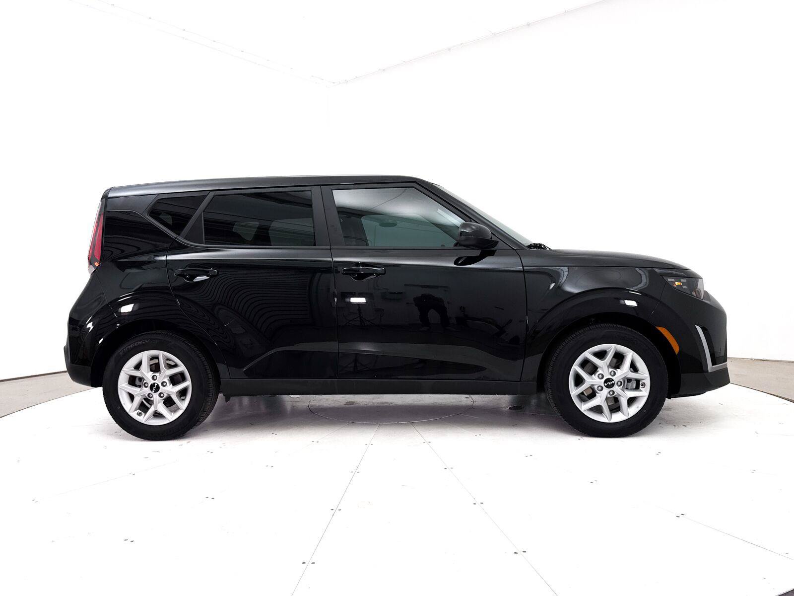 Used 2025 Kia Soul LX w/ LX Technology Package FWD image 38