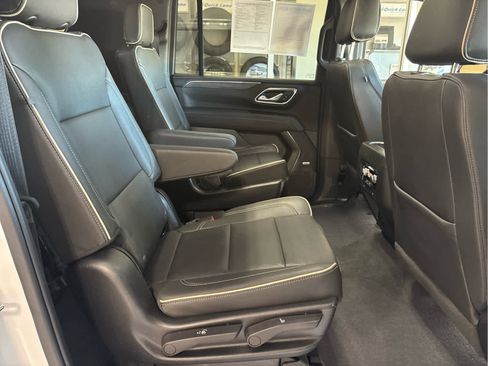 Used 2023 GMC Yukon XL SLT AWD/4WD image 32