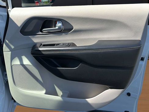Used 2023 Chrysler Pacifica Touring-L FWD image 29