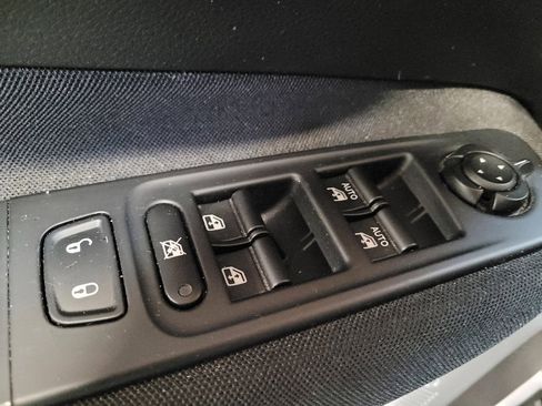 Used 2019 Jeep Renegade Latitude image 27