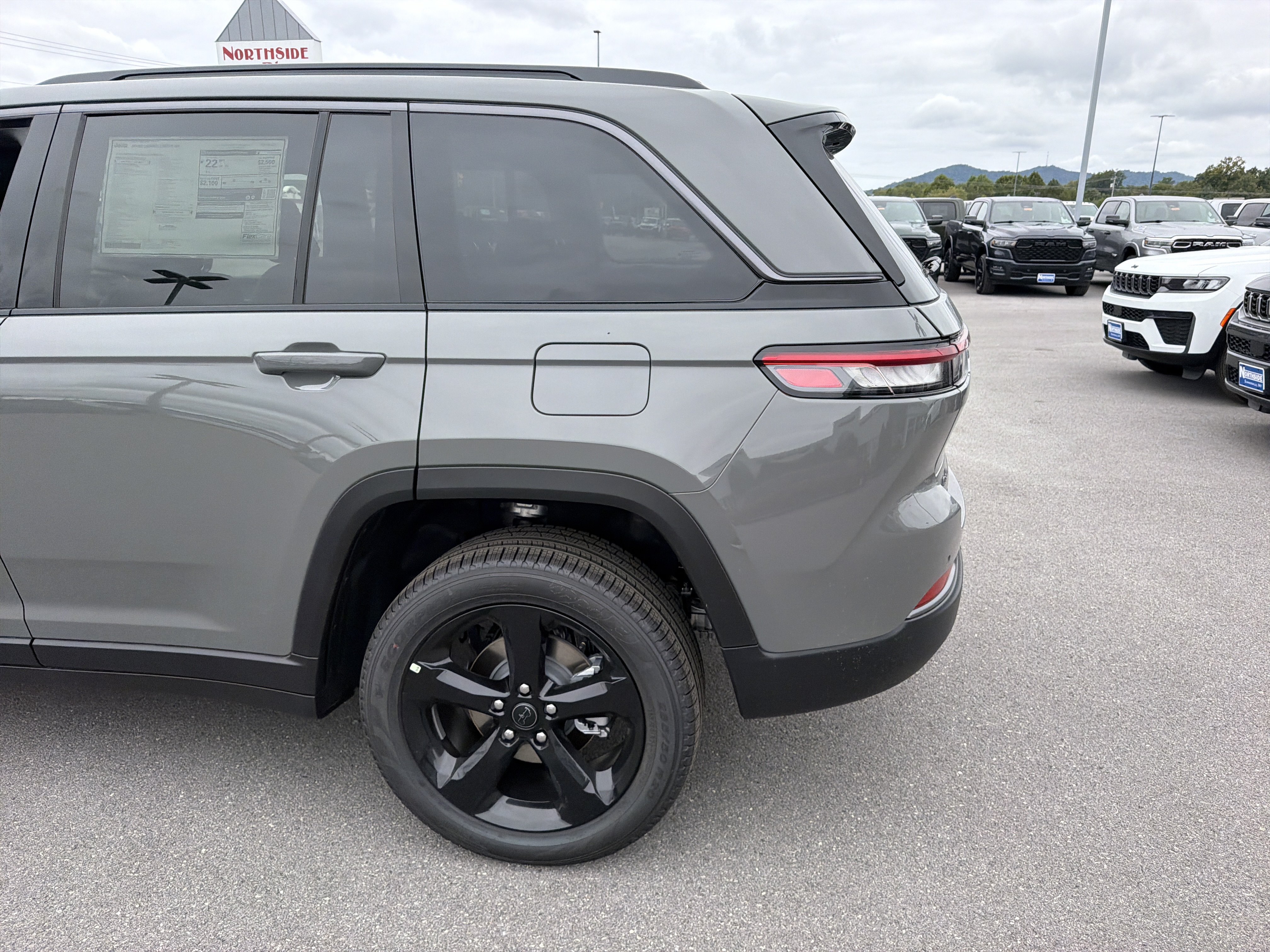 New 2027 Jeep Grand Cherokee Limited w/ Limited Altitude Package AWD/4WD image 15