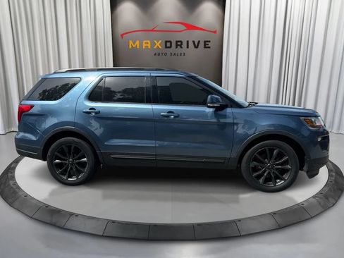 Used 2018 Ford Explorer XLT w/ Equipment Group 202A FWD image 4