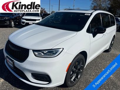 New 2026 Chrysler Pacifica Limited w/ S Appearance Package