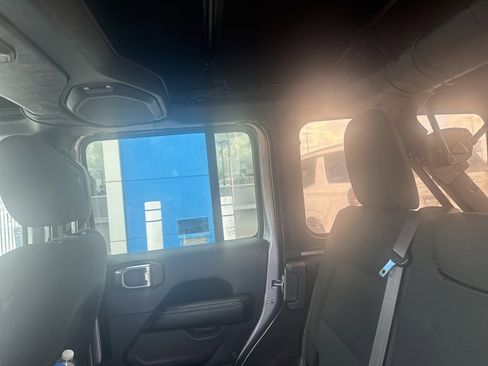 Used 2018 Jeep Wrangler Unlimited Sahara image 15