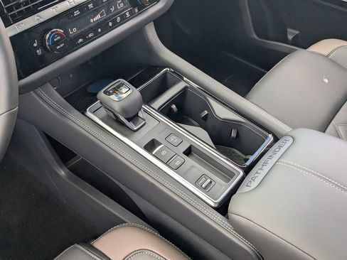 New 2026 Nissan Pathfinder Platinum FWD image 17
