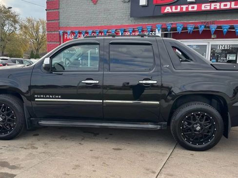 Used 2012 Chevrolet Avalanche LTZ image 11