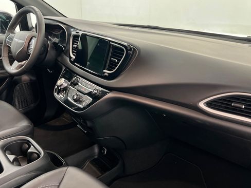 Certified 2026 Chrysler Pacifica Select FWD image 25