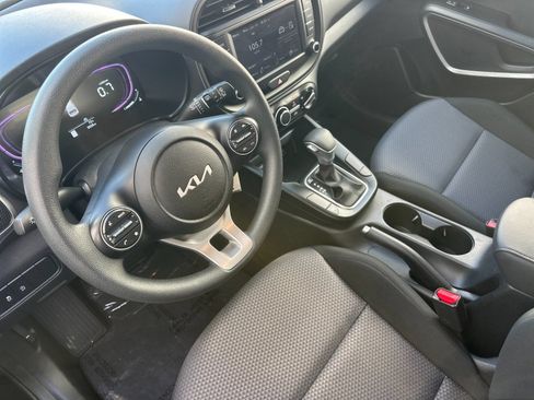 Used 2025 Kia Soul LX w/ LX Technology Package FWD image 10