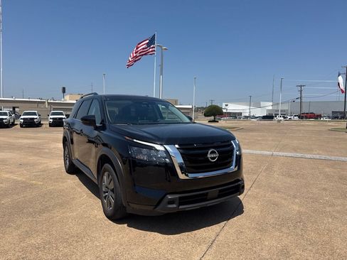 Certified 2025 Nissan Pathfinder SV FWD image 2