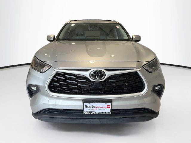 Used 2022 Toyota Highlander XLE AWD/4WD image 2