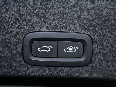 Certified 2025 Volvo XC40 B5 Plus image 32