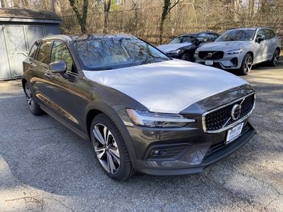New 2025 Volvo V60 B5 Cross Country Plus w/ Protection Package Premier