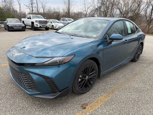 Used 2025 Toyota Camry SE w/ Convenience Package image 1