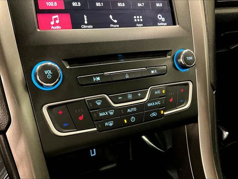 Used 2017 Ford Fusion SE w/ Fusion SE Technology Package FWD image 12