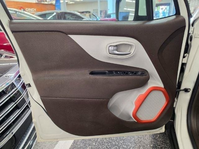 Used 2016 Jeep Renegade Latitude FWD image 30