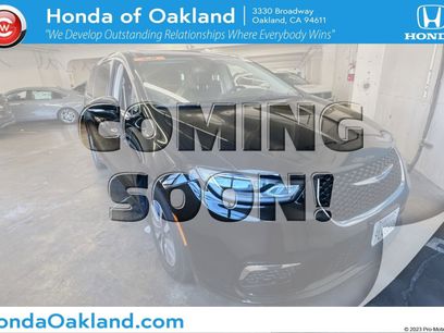 Used 2024 Chrysler Pacifica Select