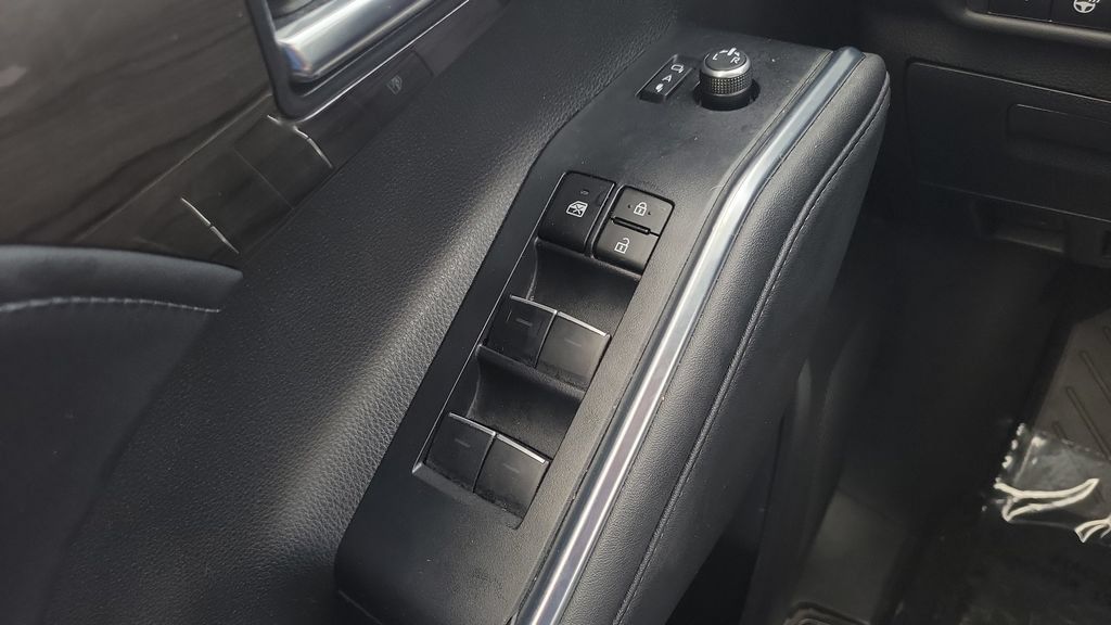 Used 2024 Toyota Highlander Platinum AWD/4WD image 18