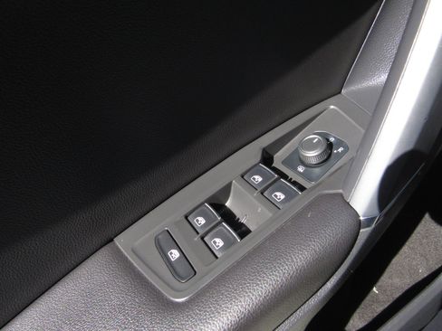 Used 2020 Volkswagen Tiguan SE FWD image 21