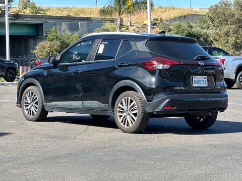 Used 2021 Nissan Kicks SV image 3