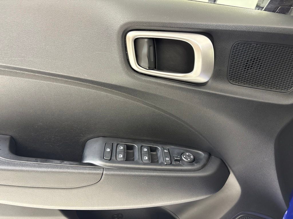 Used 2024 Hyundai Venue SEL FWD image 17