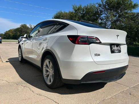 Used 2021 Tesla Model Y Long Range AWD/4WD image 5
