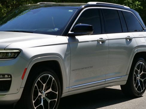 Used 2022 Jeep Grand Cherokee Summit AWD/4WD image 40