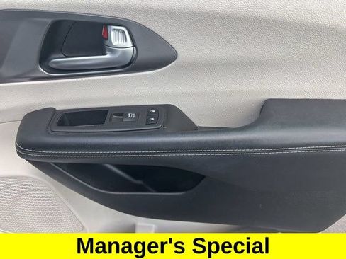 Used 2024 Chrysler Pacifica Touring-L FWD image 39