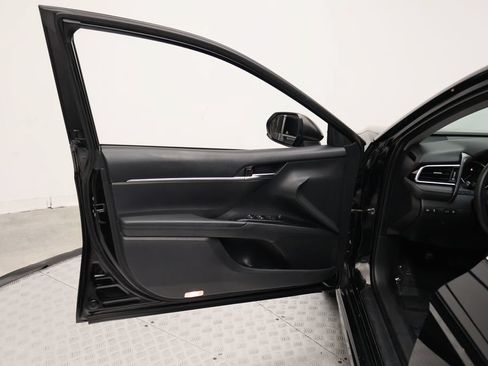 Certified 2018 Toyota Camry SE FWD image 16