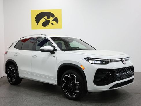 Used 2025 Volkswagen Tiguan SEL R-Line AWD/4WD image 6