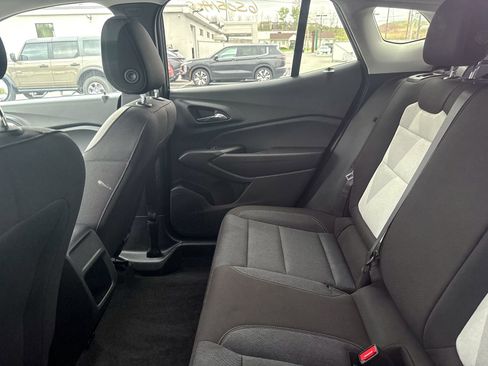 Used 2025 Chevrolet Trax LS w/ LS Convenience Package FWD image 10