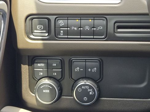 Used 2021 Chevrolet Suburban Z71 w/ Rear Media and Nav Package AWD/4WD image 17