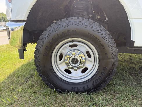 Certified 2025 Ford F250 XL w/ XL Off-Road Package AWD/4WD image 9