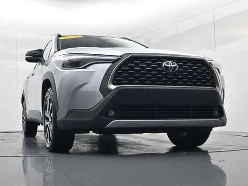 Used 2025 Toyota Corolla Cross XLE FWD image 40